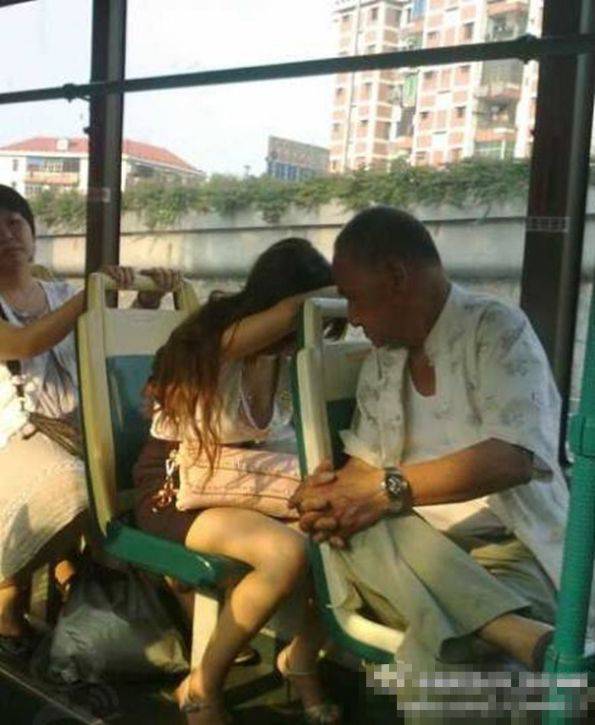 搞笑无节操图片之专心的老伯