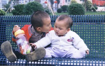 儿童恶搞图片之让我亲一下