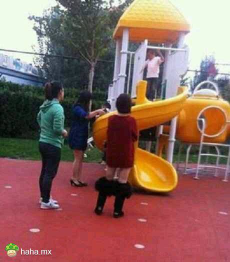 美女邪恶搞笑恶搞图片之裤子掉了