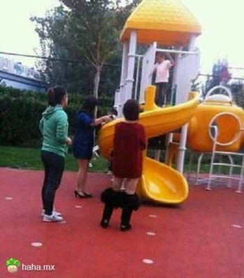 美女邪恶搞笑恶搞图片之裤子掉了