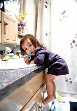 儿童糗事搞笑图片之妈妈我下不来了