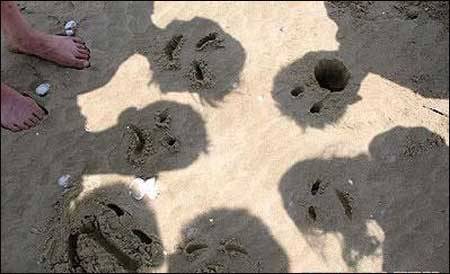 蛋疼搞笑沙滩鬼影囧图