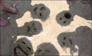 蛋疼搞笑沙滩鬼影囧图