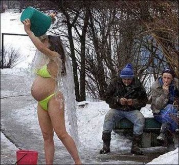 美女奇葩图片之别冻着孩子