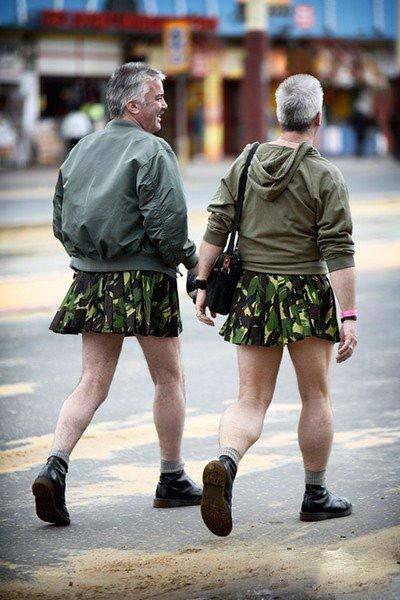 雷人爆笑图片之爷们的超短迷彩裙