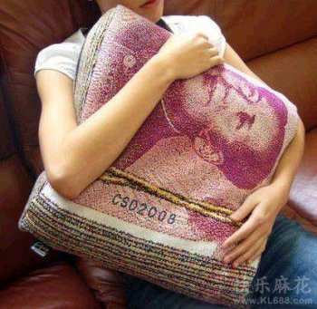 爆笑恶搞图片之拉风抱枕