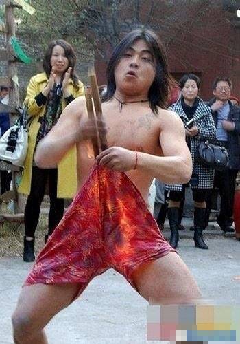 猥琐男搞笑图片之这是在做什么