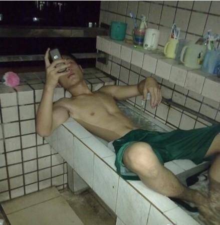 男生搞怪搞笑图片之太热泡个澡吧