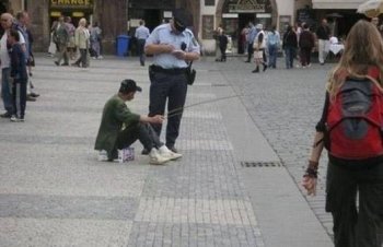 欧美街头恶搞图片女之下水道钓鱼犯法