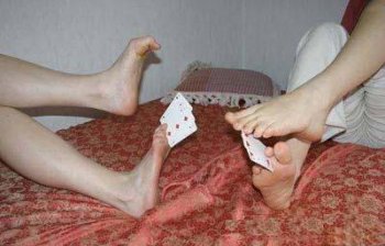 搞笑互动游戏图片之拉风的打牌方式