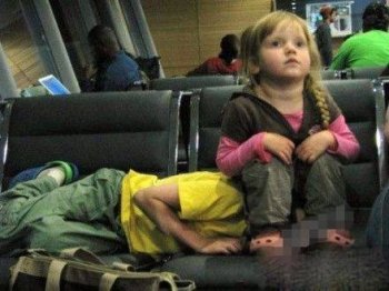 恶搞小孩子图片之哥哥牌肉凳