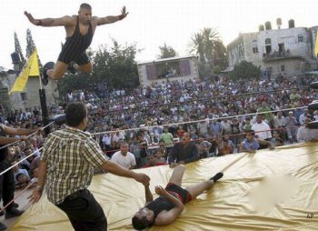 搞笑图集爆笑之饿虎飞扑的拳击手