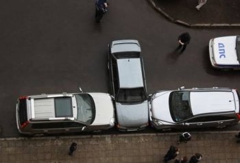 搞笑雷人汽车图片之两面夹击