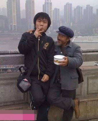 超级搞笑图片笑死人之乞丐也来抢镜了