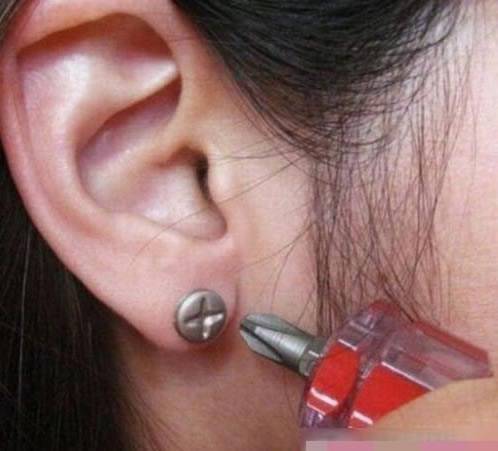 恶搞图片大全之新耳钉真美