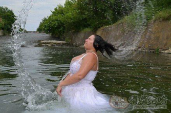 成人搞笑图之美女出水芙蓉