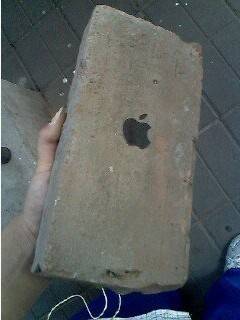 超大苹果手机恶搞图片之“挨拍的4”