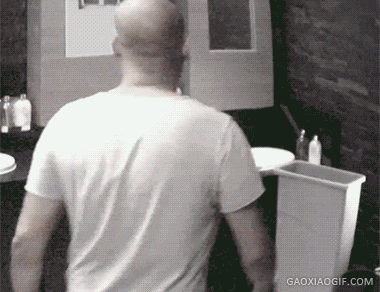 厕所恶搞图片之镜子里吓人的小丑