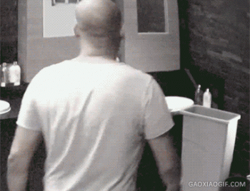 厕所恶搞图片之镜子里吓人的小丑