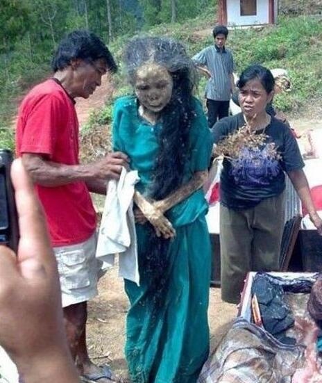 千年古墓走出活女尸