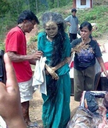 千年古墓走出活女尸