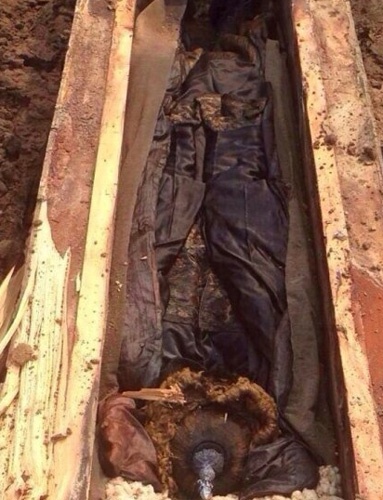 千年古墓走出活女尸