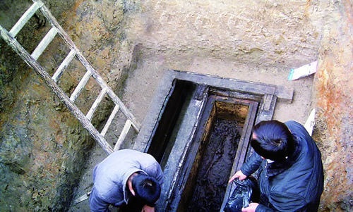 千年古墓走出活女尸