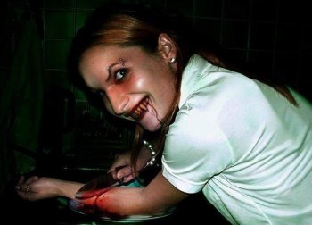 各种女尸图片 绑在床板下的女尸