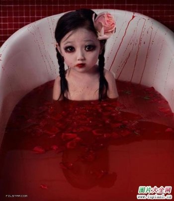 浸没在血液中的小女孩