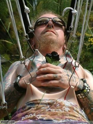 恐怖的身体悬挂