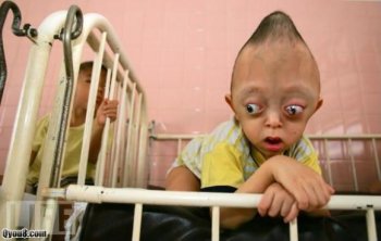 恐怖长角的小孩