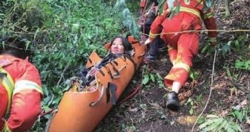 张家界景区一驴友被困深山 吃昆虫喝露水活下来