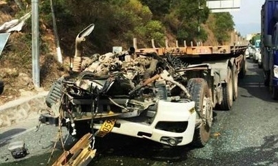 为了不闯红灯师傅把制动踏板踩到底！