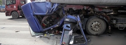 为了不闯红灯师傅把制动踏板踩到底！