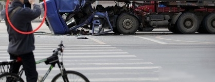 为了不闯红灯师傅把制动踏板踩到底！