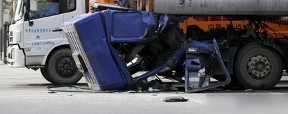 为了不闯红灯师傅把制动踏板踩到底！