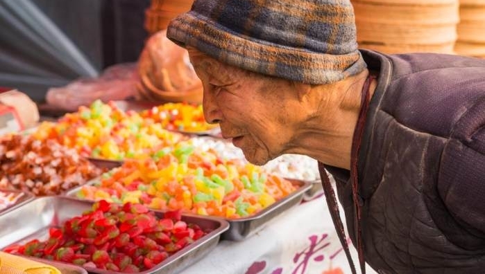 老奶奶逛庙会只看不买，最后一张图让人看得心酸流泪！