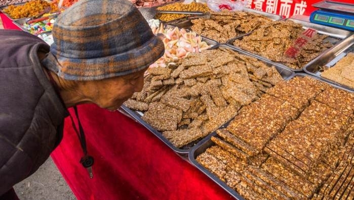 老奶奶逛庙会只看不买，最后一张图让人看得心酸流泪！