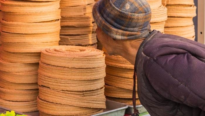 老奶奶逛庙会只看不买，最后一张图让人看得心酸流泪！