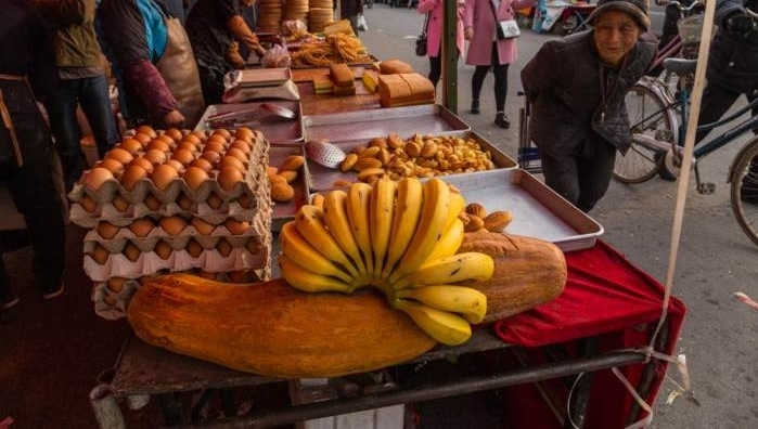 老奶奶逛庙会只看不买，最后一张图让人看得心酸流泪！