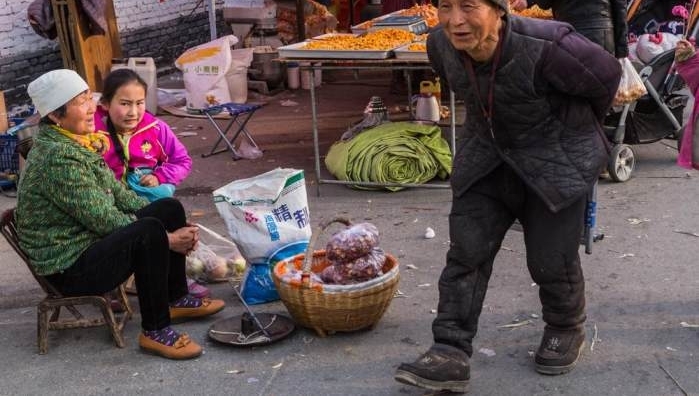 老奶奶逛庙会只看不买，最后一张图让人看得心酸流泪！