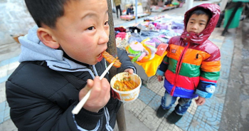 11岁哥哥和9岁弟弟摆摊救尿毒症母亲