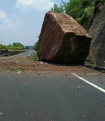 现场：沪蓉高速长万段发生滑坡 巨石滚落险砸中行车