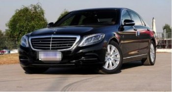 环卫三轮车不小心撞到百万豪车，豪车车主的做法让人竖起大拇指