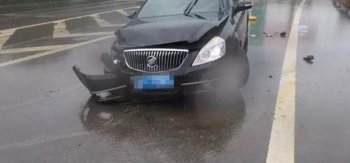 小车高速路上连翻三圈后又遭追尾 轮胎被撞飞十几米