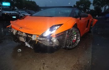 宁波一兰博基尼原地转1080度 100万报废了