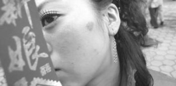 小伙带丑媳妇回家被村民嘲笑，没想到他却捡了一个宝