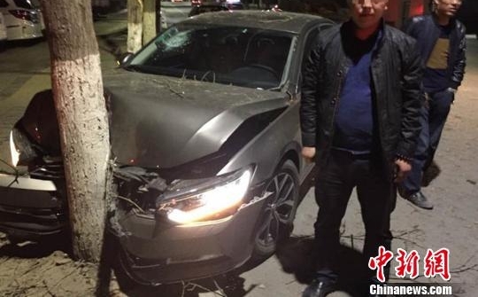 兰州醉驾男子强冲三道交警拦截卡 终撞大树被查