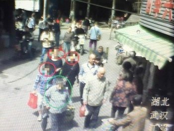 三婆婆结伴佯装买菜 实则干这事！太奇葩了