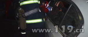 小车司机疑醉驾肇事半挂车 榆林消防迅速救援